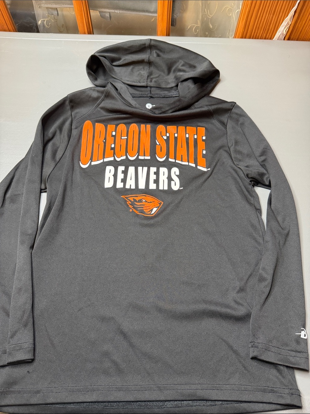 🦫 Kid’s Oregon State Beavers Black Hooded Performance shirt. Size: small